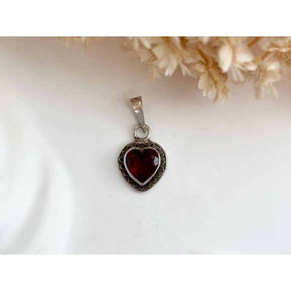 Garnet Accented Heart Shaped Wavy 925 Sterling Silver Vintage Pendant | Charm - Picture 10 of 12